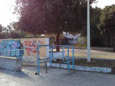 Da qui si accede a un passaggio lungo una quindicina di metri che si erge sopra il sottovia Giuseppe Filippo